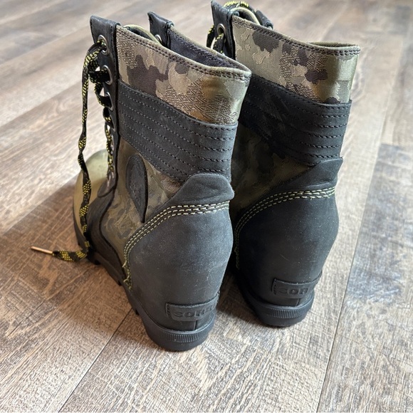 Sorel Green and Black Combat Moto Boots with Lace-Up Design - Picture 4 of 7